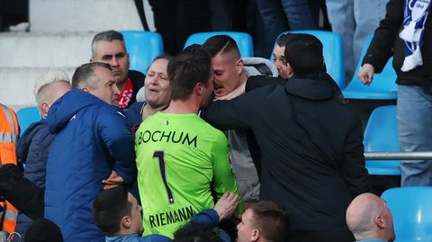 Bochums Torwart Manuel Riemann wollte sich die Beschimpfungen der Fans nicht gefallen lassen