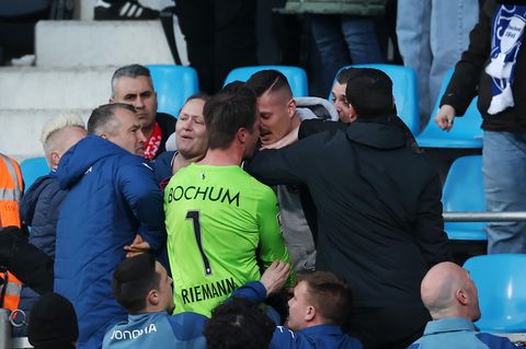 Bochums Torwart Manuel Riemann wollte sich die Beschimpfungen der Fans nicht gefallen lassen