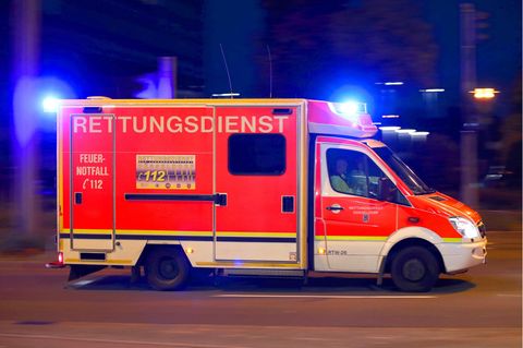 Ein Rettungswagen mit Blaulicht. Bei einem Unfall mit einem Zug wurde ein Autofahrer in NRW schwer verletzt.