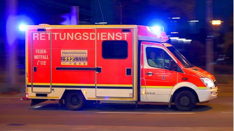 Ein Rettungswagen mit Blaulicht. Bei einem Unfall mit einem Zug wurde ein Autofahrer in NRW schwer verletzt.