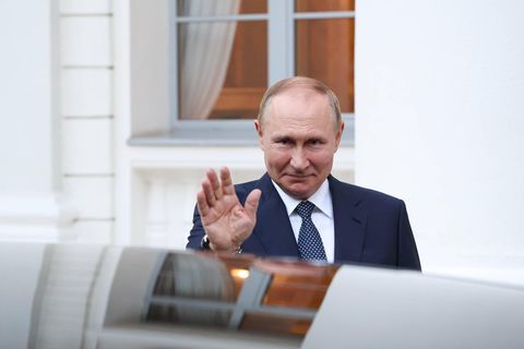 Wladimir Putin vor seiner offiziellen Residenz in Sotschi 