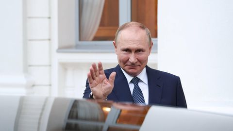 Wladimir Putin vor seiner offiziellen Residenz in Sotschi 
