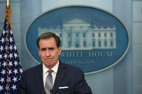 John Kirby steht vor einem Logo des Weißen Hauses der USA