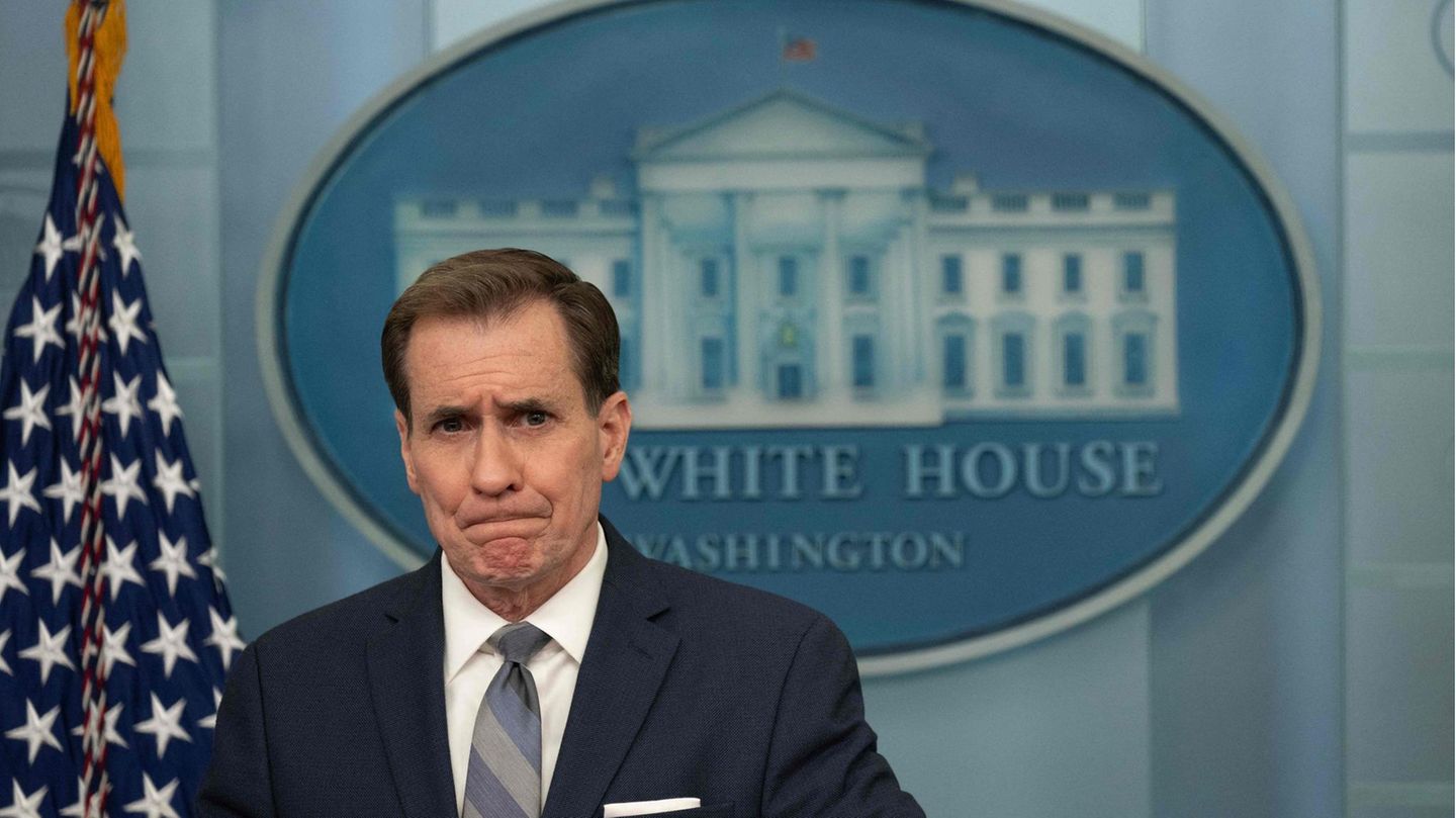 John Kirby steht vor einem Logo des Weißen Hauses der USA