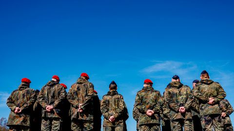 Mehrere Soldaten der Bundeswehr sind von hinten zu sehen