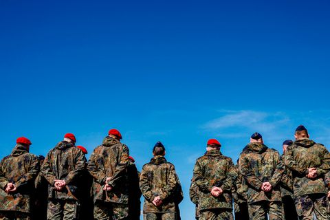 Mehrere Soldaten der Bundeswehr sind von hinten zu sehen