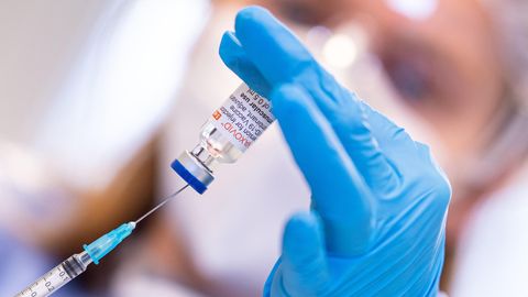 Klagen wegen mutmaßlicher Impfschäden: Spritze Corona-Impfstoff von Biontech und anderen