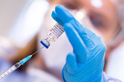 Klagen wegen mutmaßlicher Impfschäden: Spritze Corona-Impfstoff von Biontech und anderen