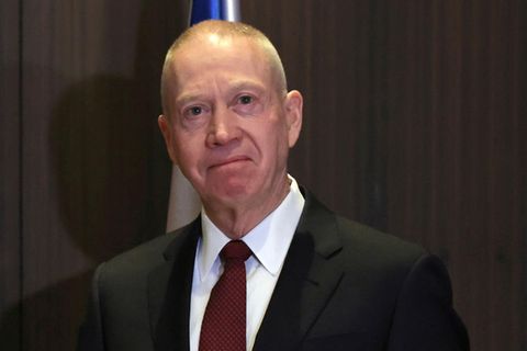 Der israelische Verteidigungsminister Yoav Gallant stehen vor ihrem Treffen für ein Foto zusammen. Foto: Ronaldo Schemidt/Pool AFP via AP/dpa