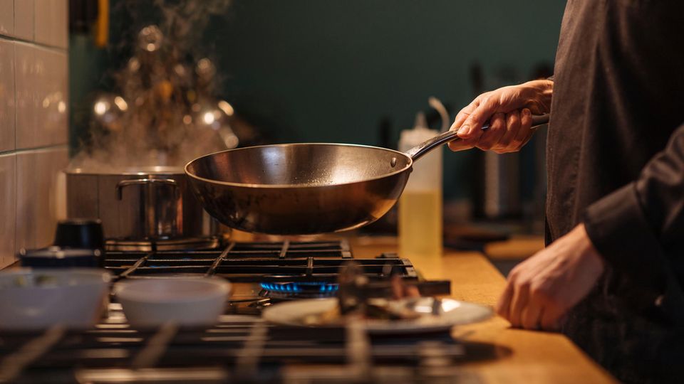 Deals des Tages: Chef wendet Grillgemüse in einer Bratpfanne