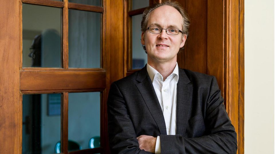 Sebastian Dullien ist Professor an der Hochschule für Technik und Wirtschaft Berlin und seit 2019 Wissenschaftlicher Direktor des Instituts für Makroökonomie und Konjunkturforschung (IMK) der Hans-Böckler-Stiftung