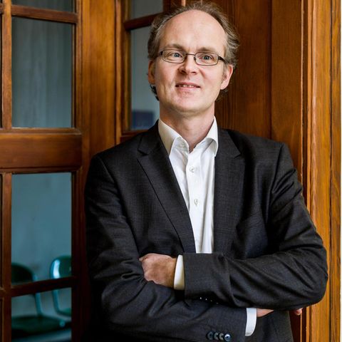 Sebastian Dullien ist Professor an der Hochschule für Technik und Wirtschaft Berlin und seit 2019 Wissenschaftlicher Direktor des Instituts für Makroökonomie und Konjunkturforschung (IMK) der Hans-Böckler-Stiftung