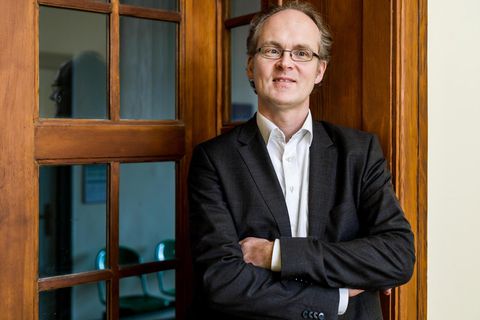 Sebastian Dullien ist Professor an der Hochschule für Technik und Wirtschaft Berlin und seit 2019 Wissenschaftlicher Direktor des Instituts für Makroökonomie und Konjunkturforschung (IMK) der Hans-Böckler-Stiftung