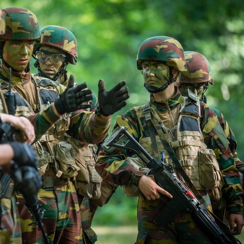 Die belgische Kronprinzessin Elisabeth in einem Sommerlager der Königlichen Militärschule.