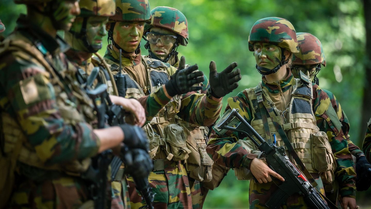 Die belgische Kronprinzessin Elisabeth in einem Sommerlager der Königlichen Militärschule.