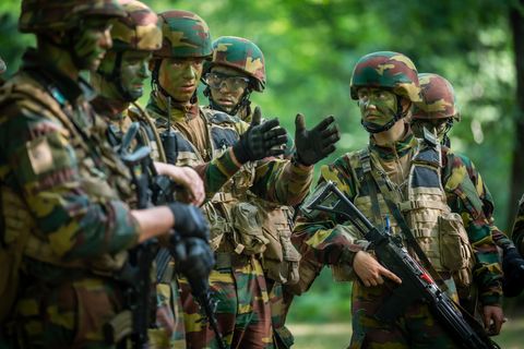 Die belgische Kronprinzessin Elisabeth in einem Sommerlager der Königlichen Militärschule.