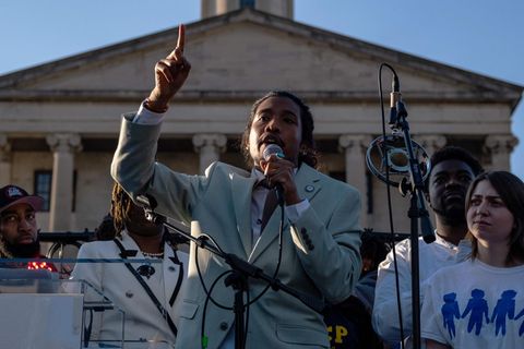 Der Abgeordnete Justin Jones spricht vor dem Capitol in Nashville, Tennesse, USA