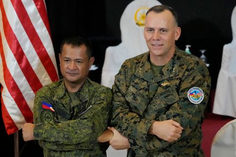 US-Generalmajor Eric Austin und Marvin Licudin, Übungsleiter der philippinischen Armee