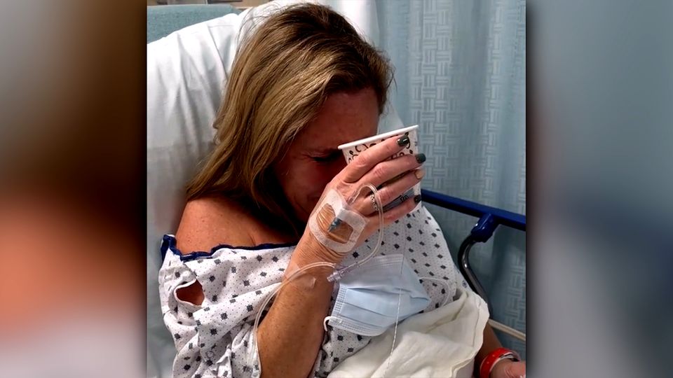 Frau mit Long-COVID riecht nach 2 Jahren zum ersten Mal wieder Kaffee Frau mit Long-COVID riecht nach 2 Jahren zum ersten Mal wieder Kaffee