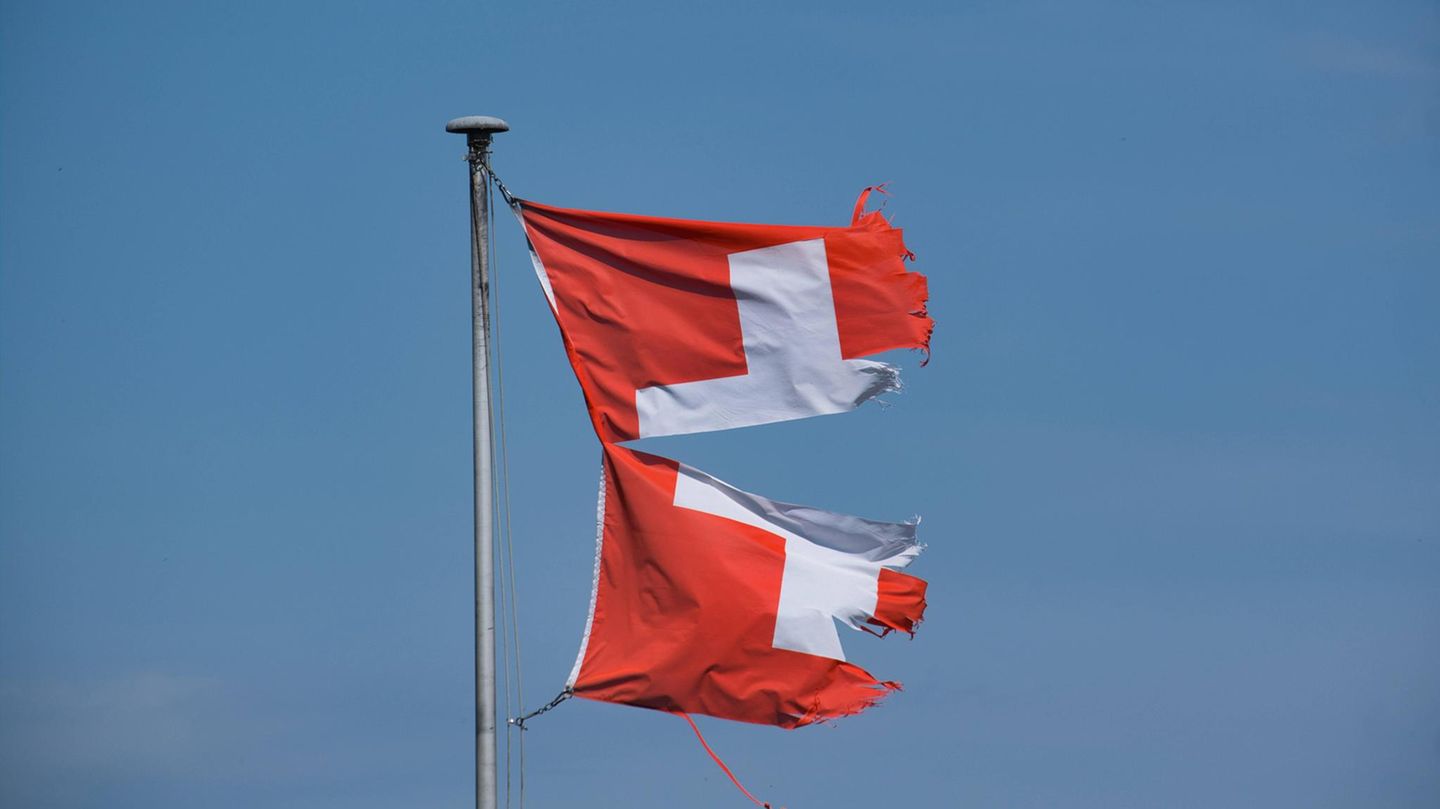 Flagge Schweiz Zerrissene Flagge Schweiz