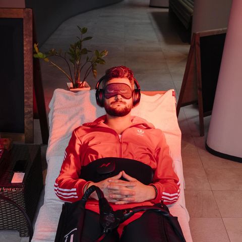 Alarmstufe Rot: Der Reporter beim Biohacking, auf den Ohren eine Meditation mit Wellenrauschen