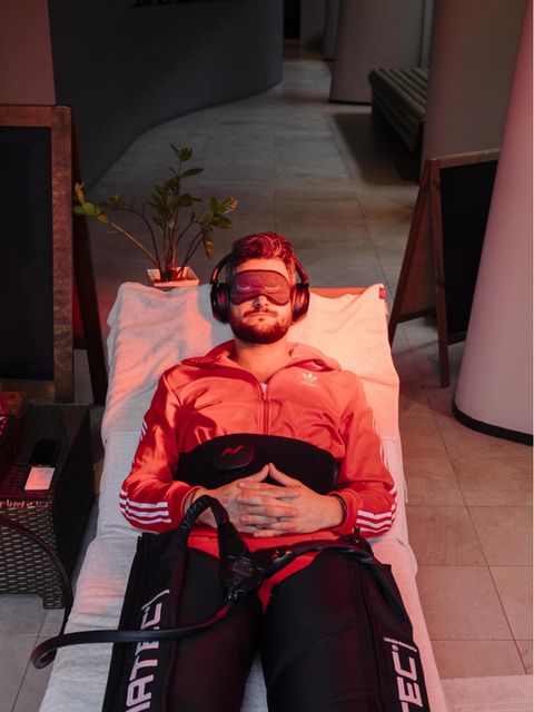 Alarmstufe Rot: Der Reporter beim Biohacking, auf den Ohren eine Meditation mit Wellenrauschen