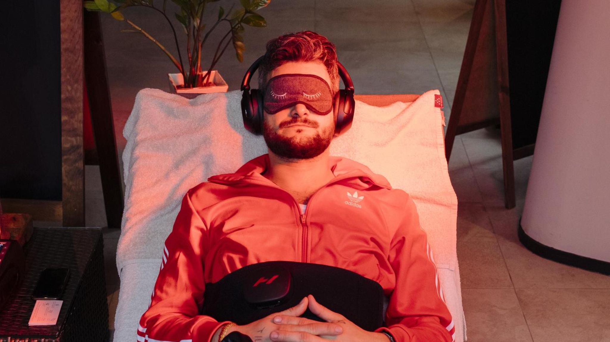 Alarmstufe Rot: Der Reporter beim Biohacking, auf den Ohren eine Meditation mit Wellenrauschen