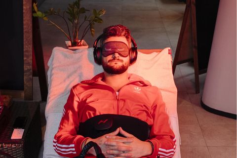 Alarmstufe Rot: Der Reporter beim Biohacking, auf den Ohren eine Meditation mit Wellenrauschen