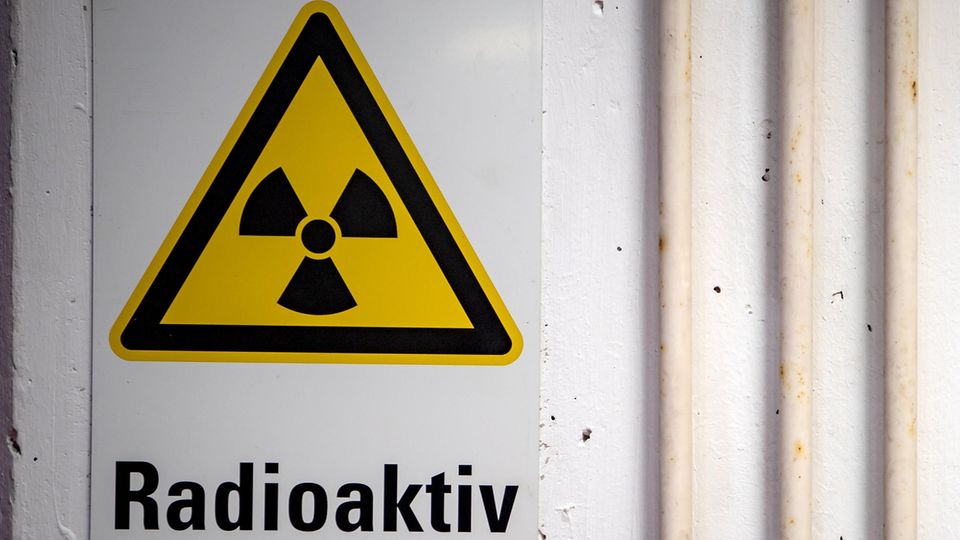 Ein Warnhinweis "Radioaktiv" hängt am Eingang vom Transportbehälterlager im atomaren Zwischenlager in Gorleben