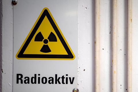 Ein Warnhinweis "Radioaktiv" hängt am Eingang vom Transportbehälterlager im atomaren Zwischenlager in Gorleben