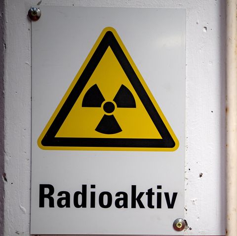 Ein Warnhinweis "Radioaktiv" hängt am Eingang vom Transportbehälterlager im atomaren Zwischenlager in Gorleben