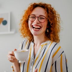 Eine Büroangestellte lacht herzlich
