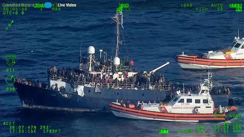 Ein Boot mit Migranten auf dem Mittelmeer