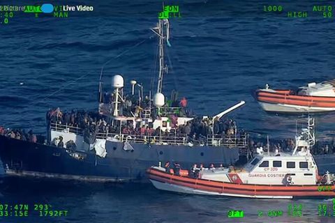 Ein Boot mit Migranten auf dem Mittelmeer