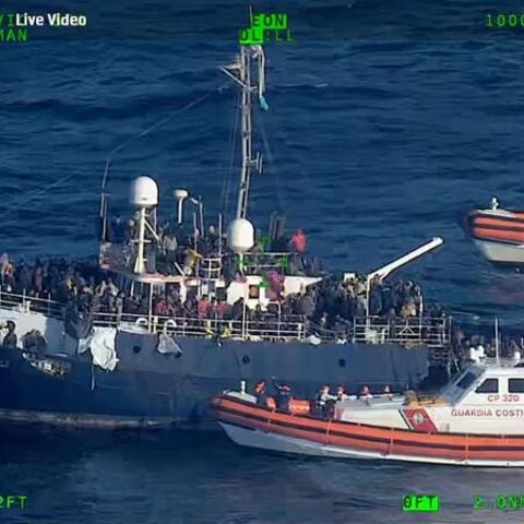 Ein Boot mit Migranten auf dem Mittelmeer