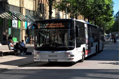 Der Vorfall ereignete sich in einem Bus der Verkehrsbetriebe Hamburg-Holstein (Symbolbild)
