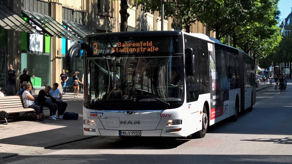 Der Vorfall ereignete sich in einem Bus der Verkehrsbetriebe Hamburg-Holstein (Symbolbild)
