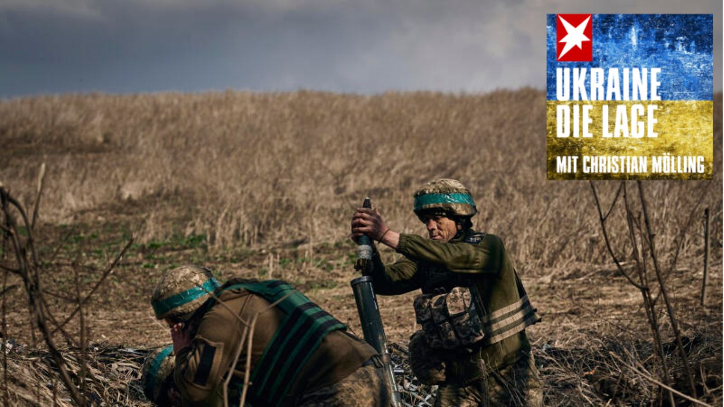 Ukrainische Soldaten feuern einen Mörser auf russische Stellungen an der Frontlinie in der Nähe von Bachmut