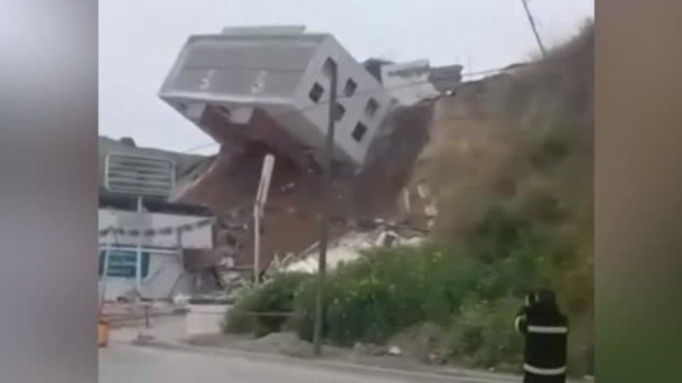 Mexiko: Dramatischer Moment: Gebäude stürzt nach Erdrutsch auf Straße Mexiko: Dramatischer Moment: Gebäude stürzt nach Erdrutsch auf Straße