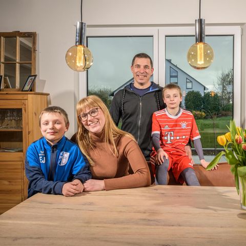 Nadine and Benedikt Jakobs with eight-year-old Eliah (left) and nine-year-old David, the youngest son was sick on the sofa. The family's new home is deep in the Hunsrück, around 100 kilometers from Cologne
