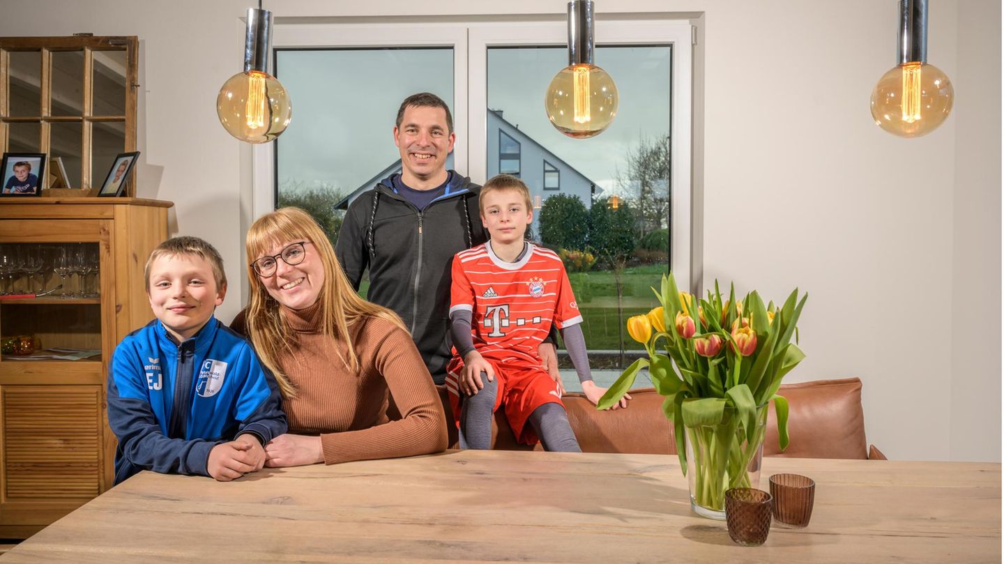 Wohnen: Nadine und Benedikt Jakobs mit dem achtjährigen Eliah (l.) und dem neunjährigen David, der jüngste Sohn lag krank auf dem Sofa. Das neue Heim der Familie ist tief im Hunsrück, rund 100 Kilometer von Köln entfernt Nadine und Benedikt Jakobs mit dem achtjährigen Eliah (l.) und dem neunjährigen David, der jüngste Sohn lag krank auf dem Sofa. Das neue Heim der Familie ist tief im Hunsrück, rund 100 Kilometer von Köln entfernt