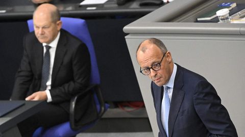 CDU-Chef Friedrich Merz (r.) und Bundeskanzler Olaf Scholz (SPD) im Bundestag