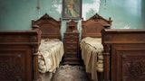 Dieses alte Schlafzimmer steht in Italien. Die Möbel scheinen noch gut erhalten zu sein - doch an den Wänden bröckelt der Putz herab.