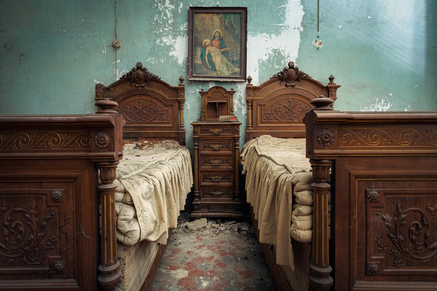Dieses alte Schlafzimmer steht in Italien. Die Möbel scheinen noch gut erhalten zu sein - doch an den Wänden bröckelt der Putz herab.