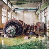 Nur eine gut geölte Maschine läuft rund, könnte man angesichts dieser verfallenen Fabrikhalle sagen, die Markus Gebauer in Italien vorgefunden hat. 