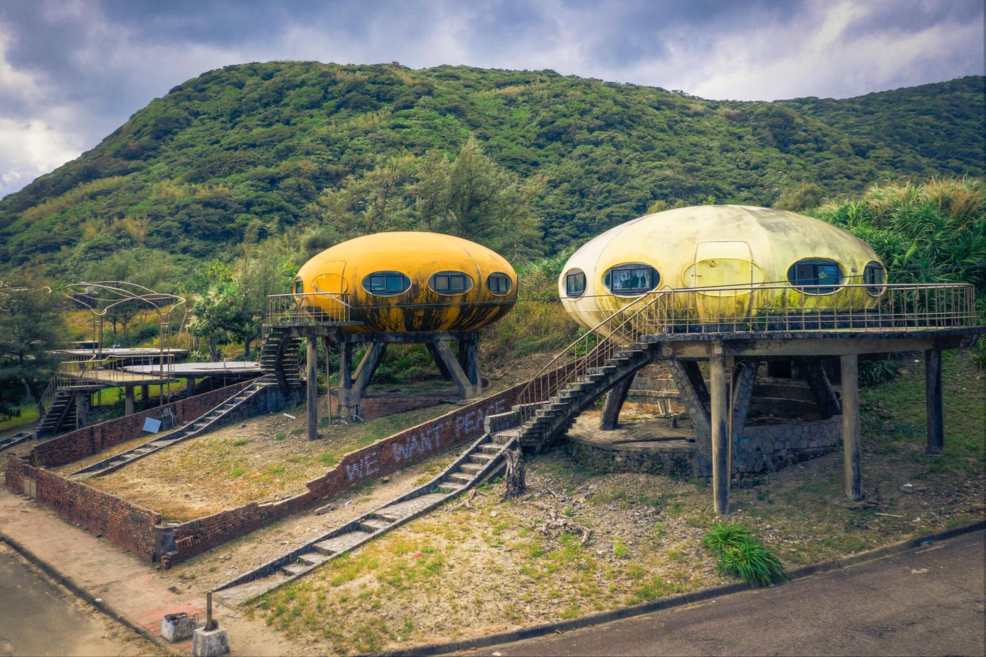 Auch diese eins als futuristische Wohnungen gedachten Objekte fand der Fotograf in Taiwan. Sein Bild steht unter dem Motto: "Sie kamen in Frieden."