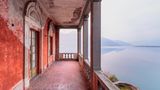 Die herrliche Lage dieser Schweizer Villa steht in einem eigentümlichen Kontrast zu ihrem Verfall. Markus Gebauer fällt dazu dieses Lied ein: "The Sun Will Rise and We'll Try Again" - die Sonne wird wieder aufgehen und wir werden es erneut versuchen.