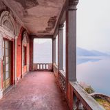 Die herrliche Lage dieser Schweizer Villa steht in einem eigentümlichen Kontrast zu ihrem Verfall. Markus Gebauer fällt dazu dieses Lied ein: "The Sun Will Rise and We'll Try Again" - die Sonne wird wieder aufgehen und wir werden es erneut versuchen.