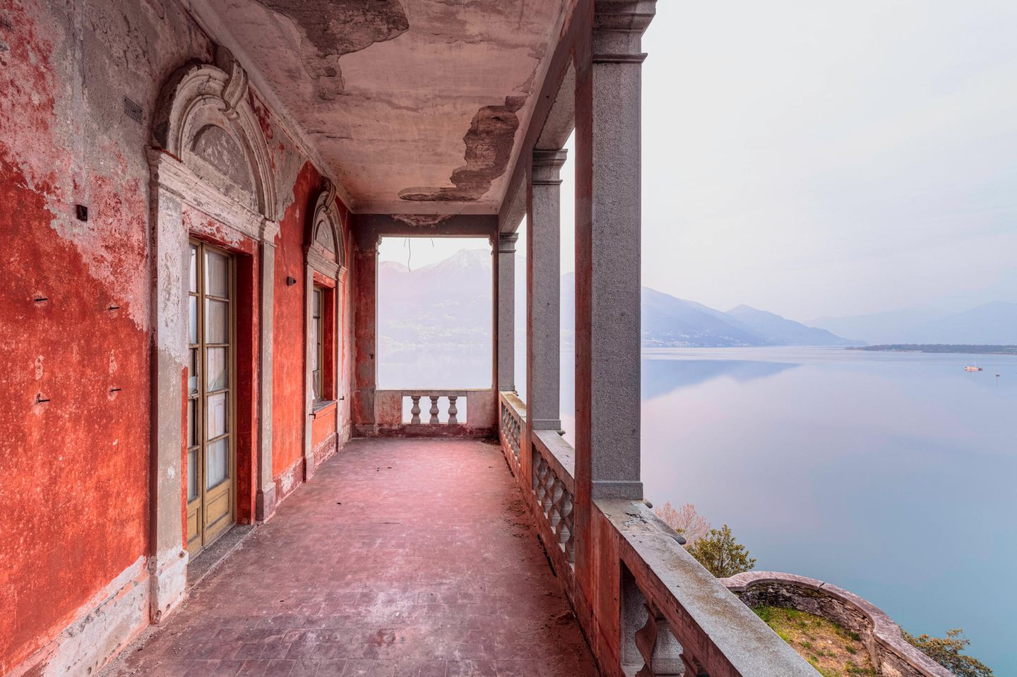 Die herrliche Lage dieser Schweizer Villa steht in einem eigentümlichen Kontrast zu ihrem Verfall. Markus Gebauer fällt dazu dieses Lied ein: "The Sun Will Rise and We'll Try Again" - die Sonne wird wieder aufgehen und wir werden es erneut versuchen.