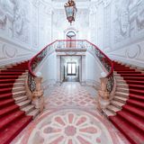 Kaum zu glauben, dass das ein verlassener Ort ist: In Portugal fand Markus Gebauer diesen prächtigen Palast. Dazu fällt ihm dieses legendäre Stan-Laurel-Zitat ein: "I had a dream I was awake and I woke up to find myself asleep." Ich hab geträumt ich war wach, doch dann bin ich aufgewacht und habe mich schlafend vorgefunden. 